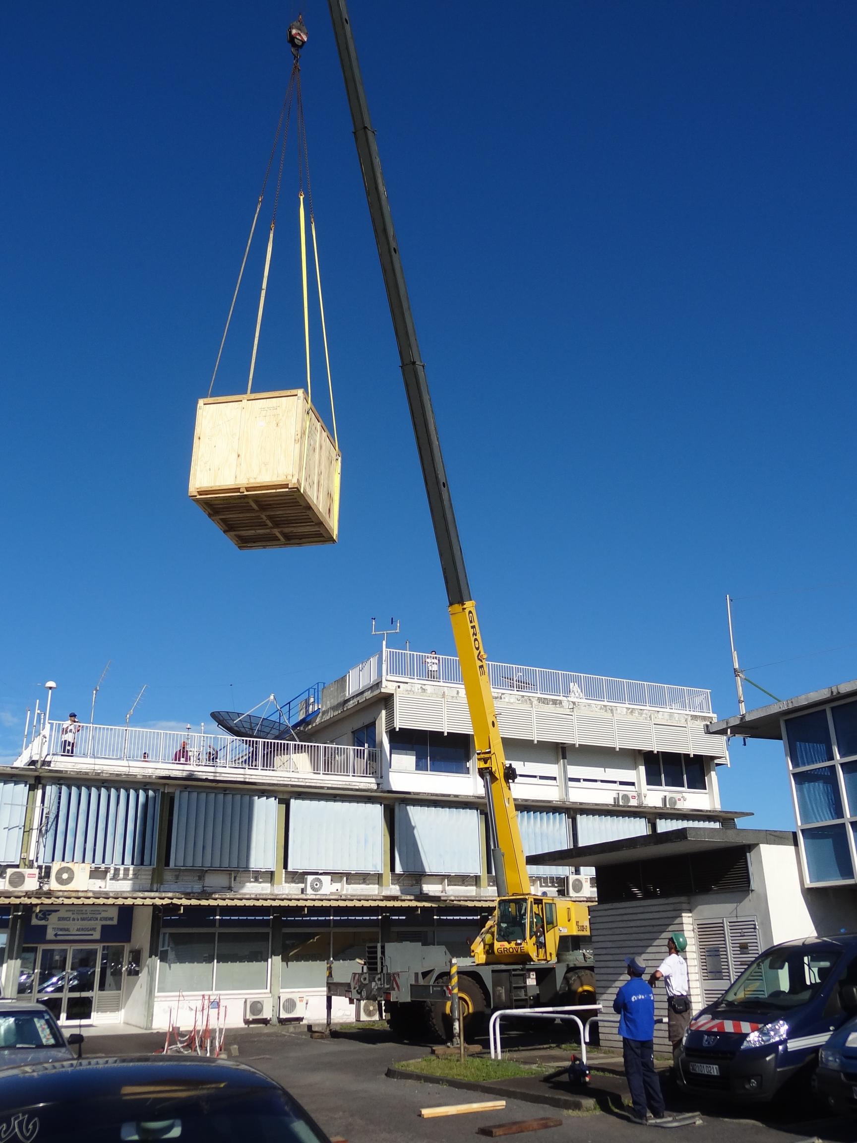 CLS, Tahiti METEO France Crane unloading crate DSC09095p